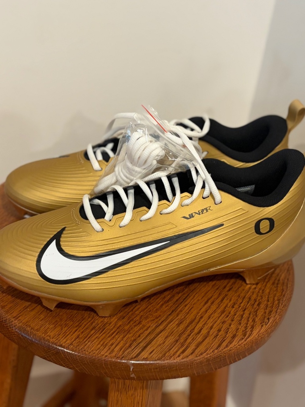 Oregon duck football cleats gold sizes 11-13